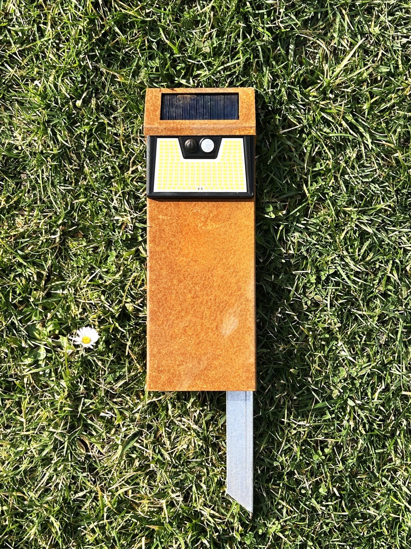 Lampe solaire Sui en acier Corten | Éclairage de jardin avec capteur