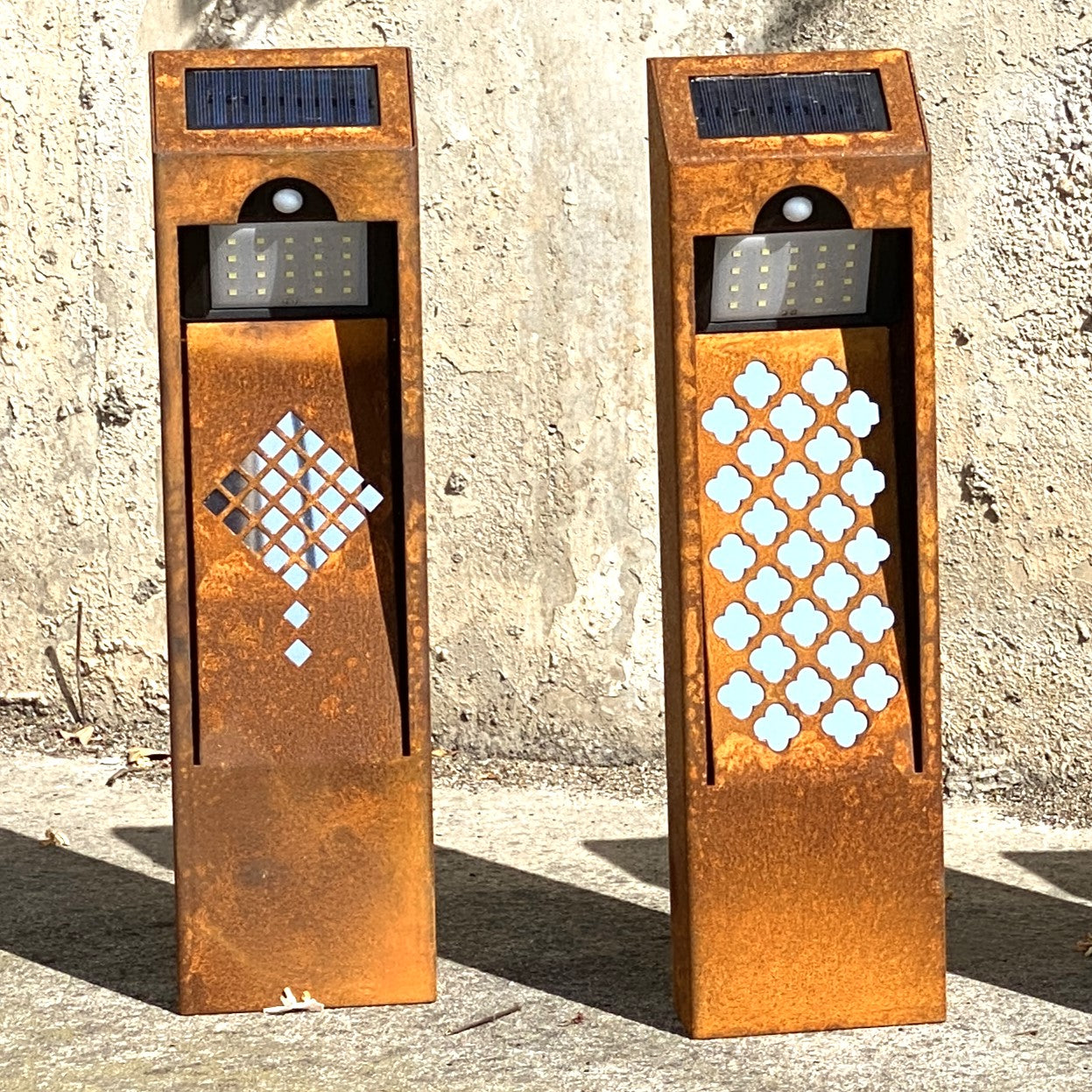 Lámpara de jardin solar óxido natural. Baliza o bolardo de exterior con sensor de movimiento. Libre de cables. Luz blanco cálido.