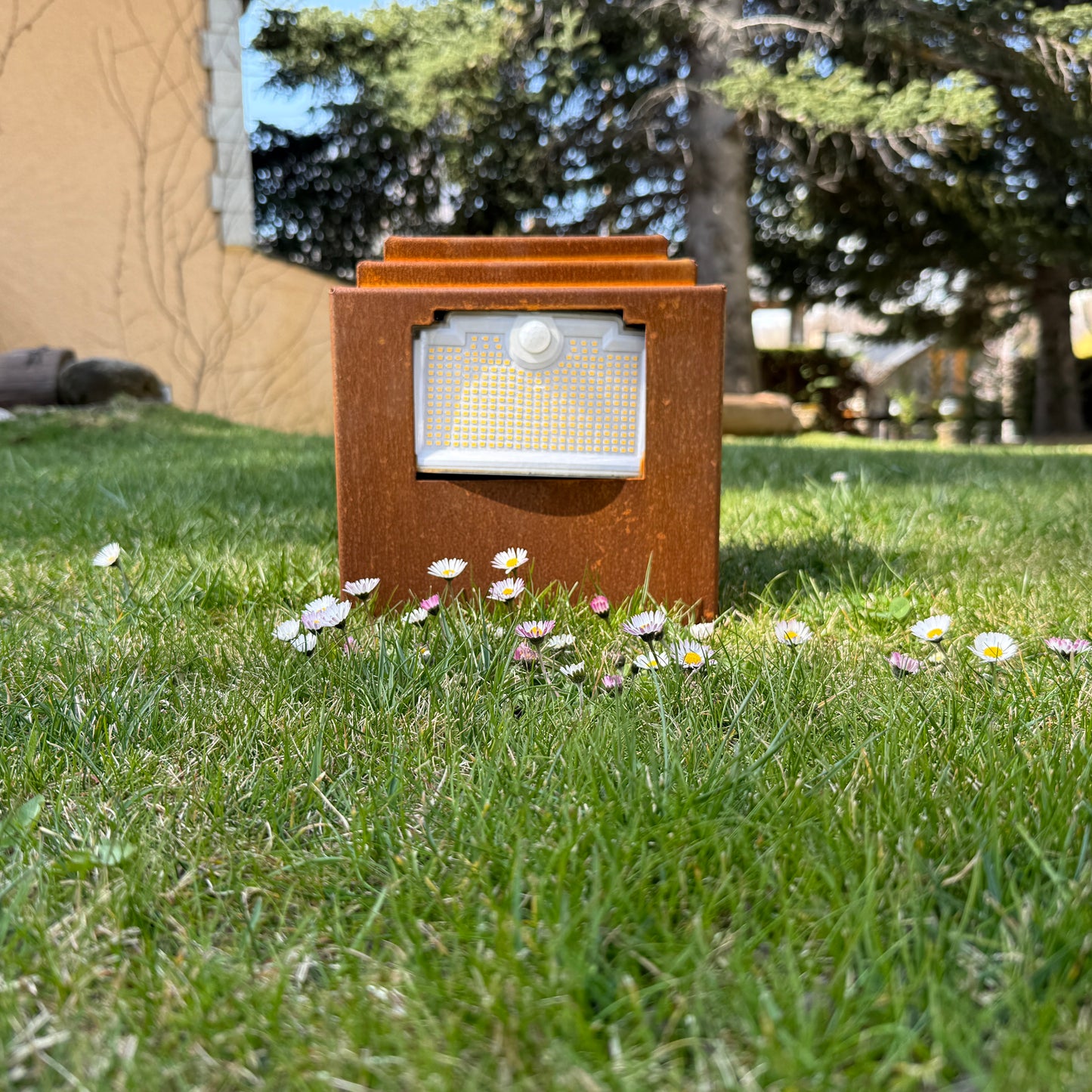 Lámpara de jardin solar oxido natural corten. Potente Baliza o bolardo de exterior con sensor de movimiento. Sin cables. Luz blanco cálido.
