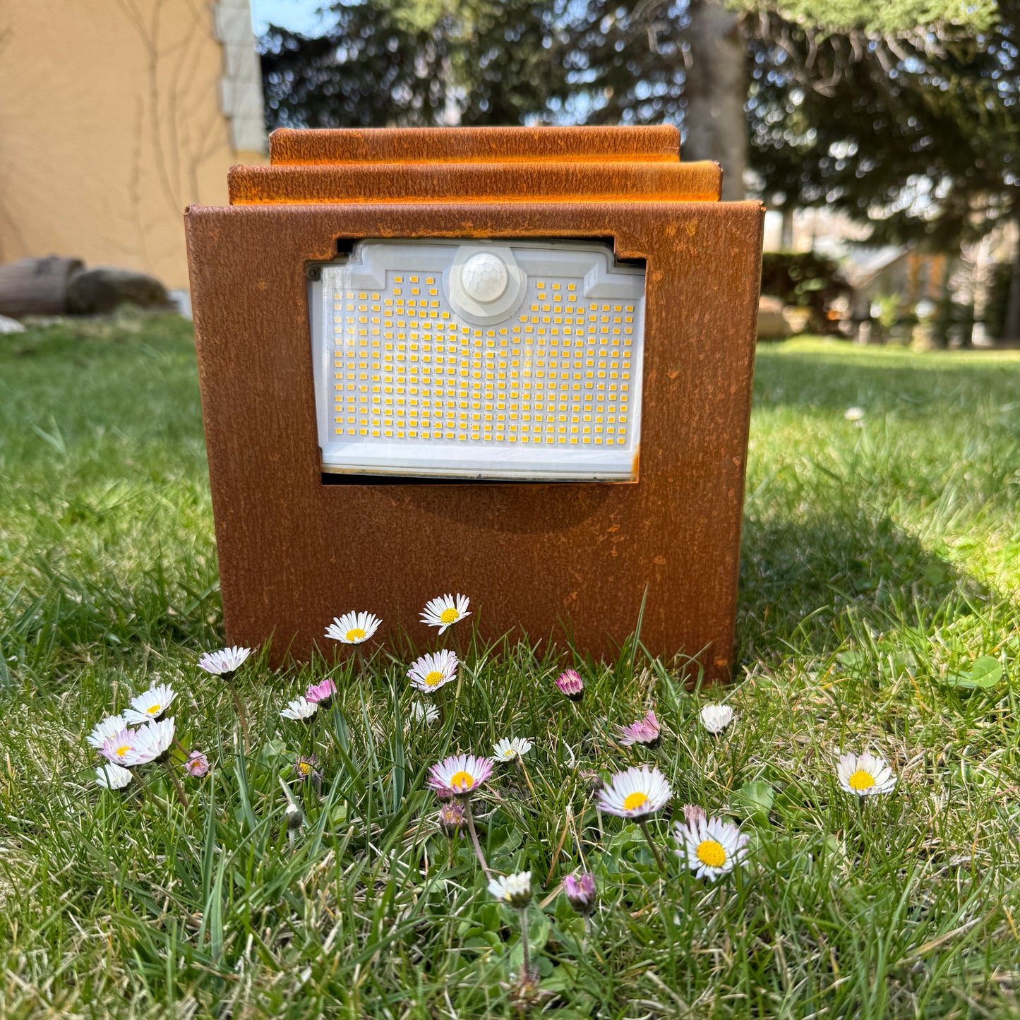 Lámpara de jardin solar oxido natural corten. Potente Baliza o bolardo de exterior con sensor de movimiento. Sin cables. Luz blanco cálido.