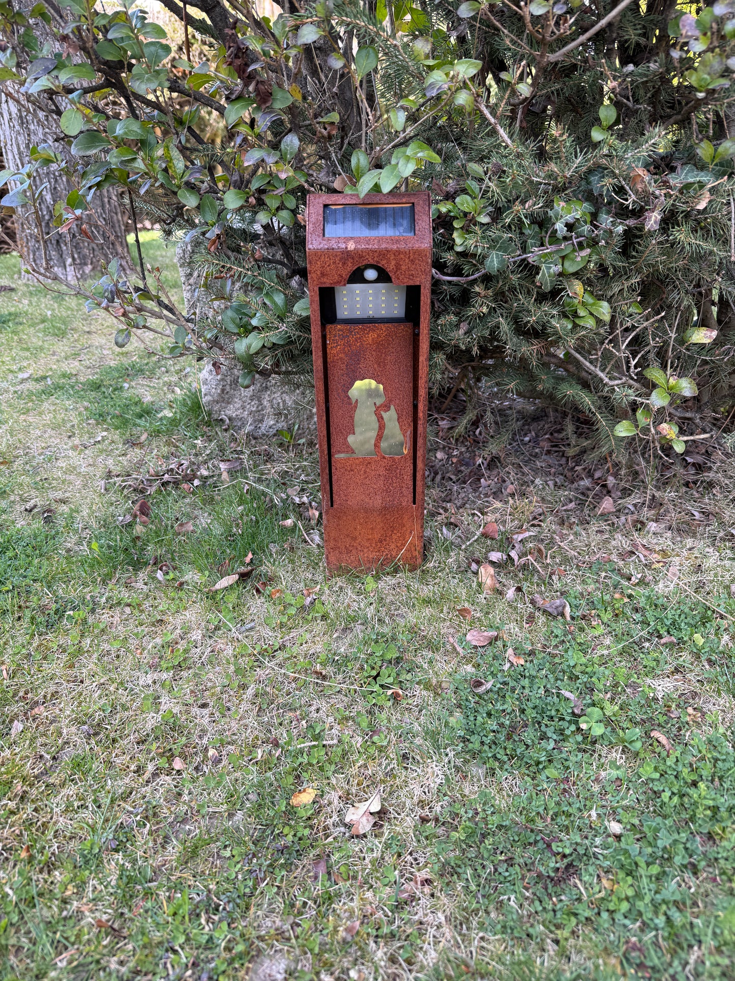 Lámpara de jardin solar oxido natural corten. Baliza o bolardo de exterior con sensor de movimiento. Sin cables. Luz blanco cálido.
