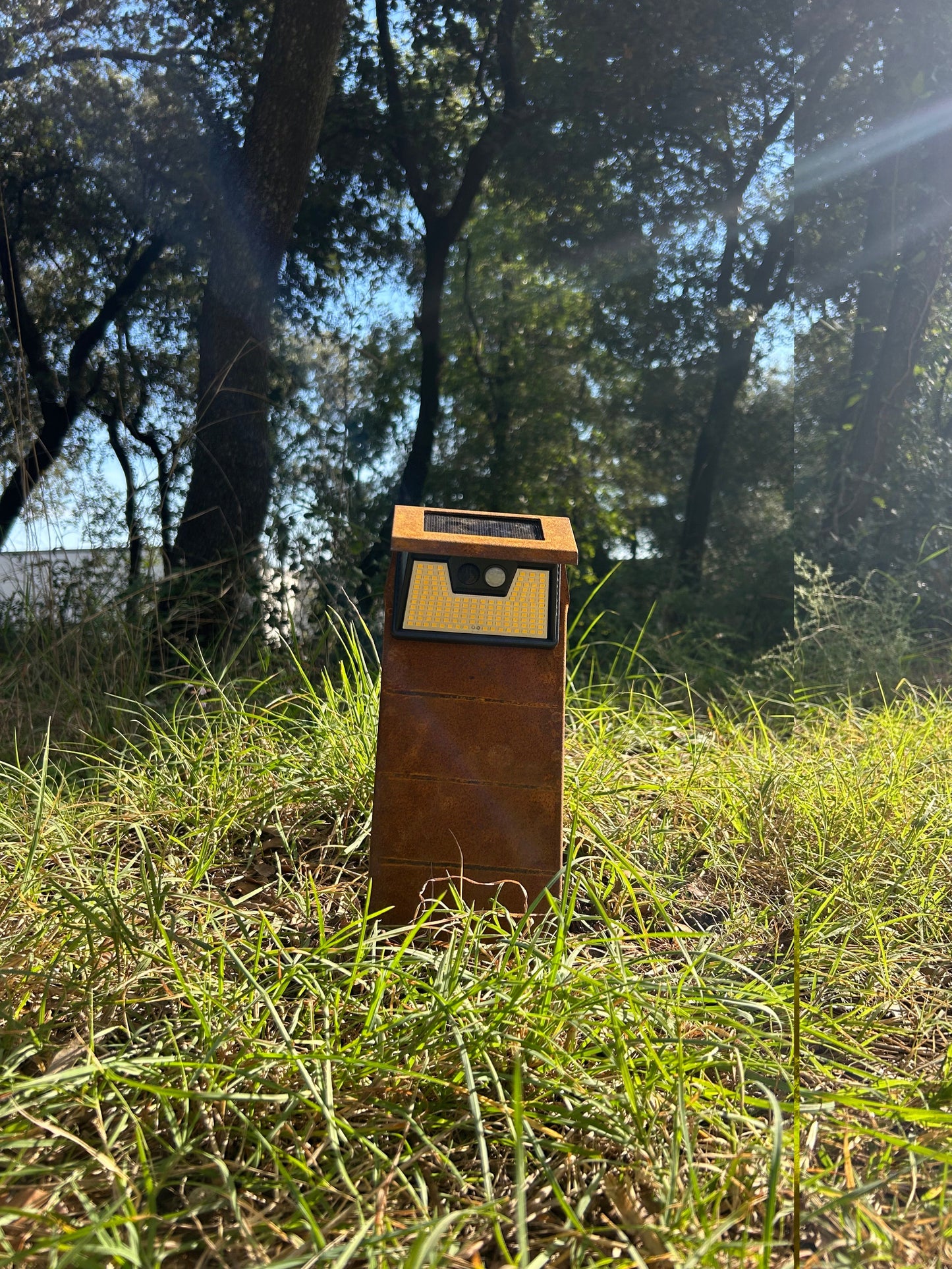 Lámpara de jardin solar oxido natural corten. Baliza o bolardo de exterior con sensor de movimiento. Sin cables. Luz blanco cálido.