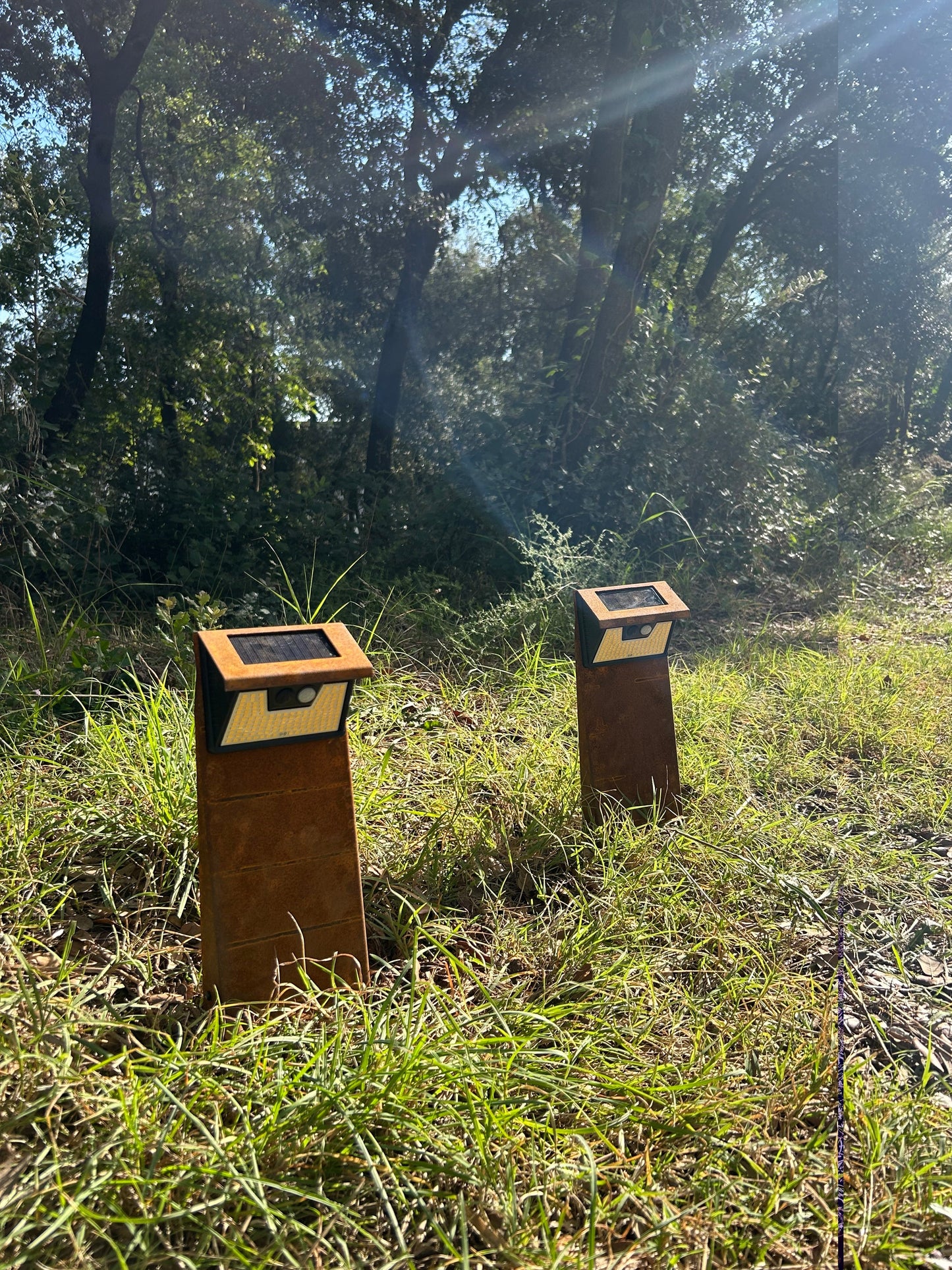 Lámpara de jardin solar oxido natural corten. Baliza o bolardo de exterior con sensor de movimiento. Sin cables. Luz blanco cálido.