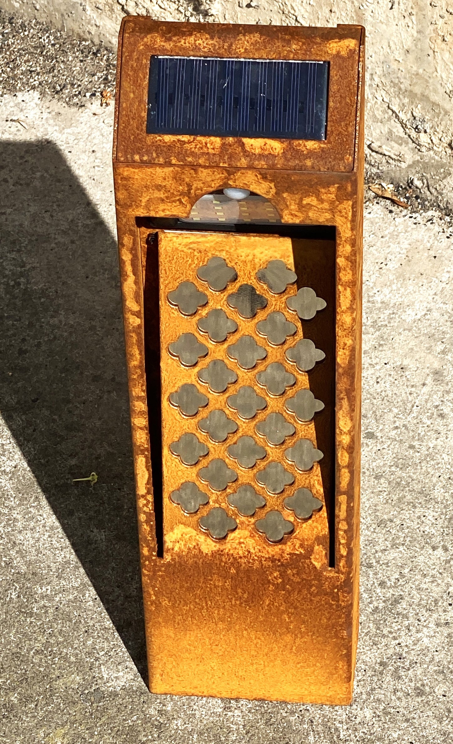 Lámpara de jardin solar óxido natural. Baliza o bolardo de exterior con sensor de movimiento. Libre de cables. Luz blanco cálido.