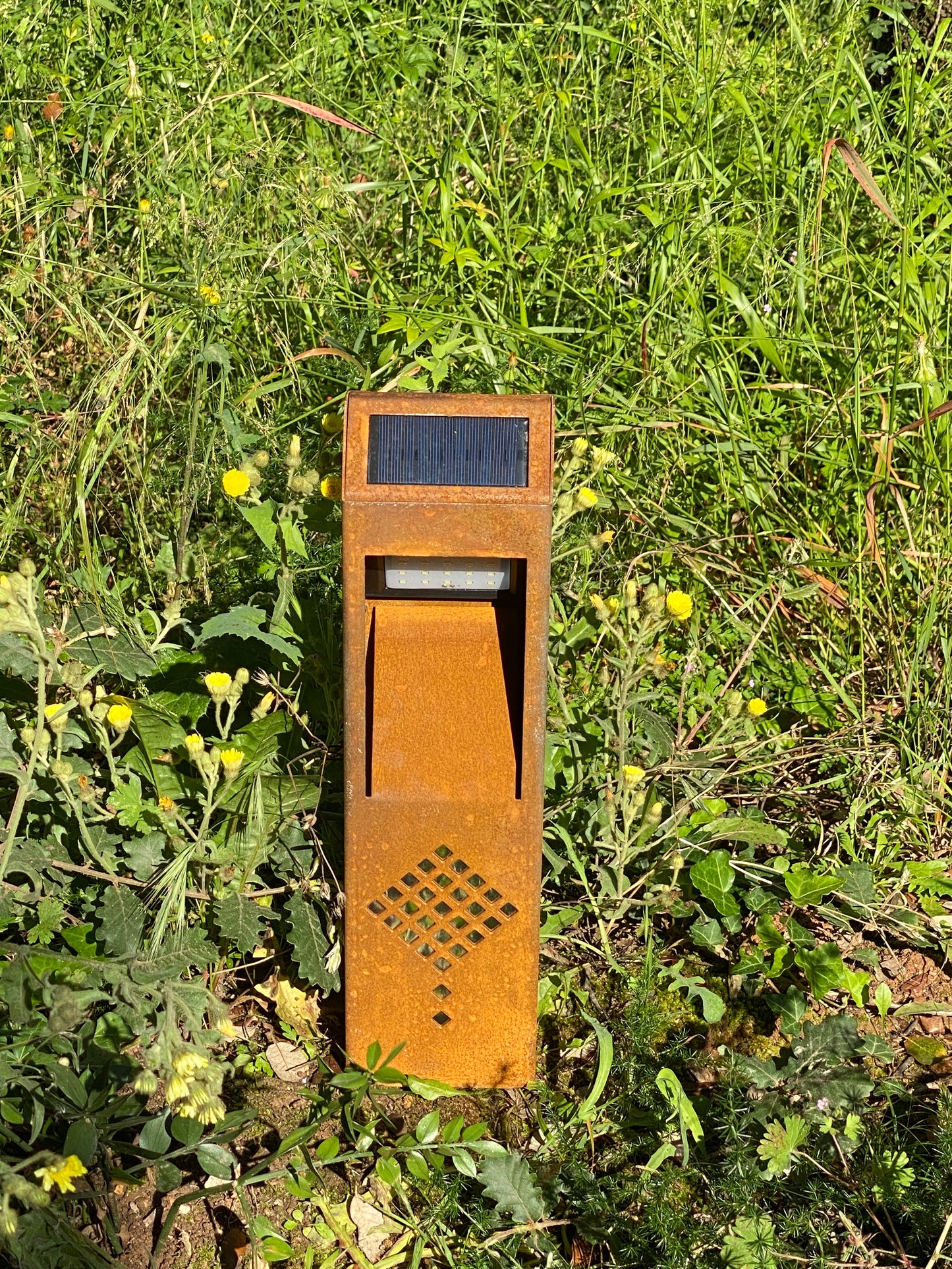 Lámpara de jardin solar óxido natural. Baliza o bolardo de exterior con sensor de movimiento. Libre de cables. Luz blanco cálido.