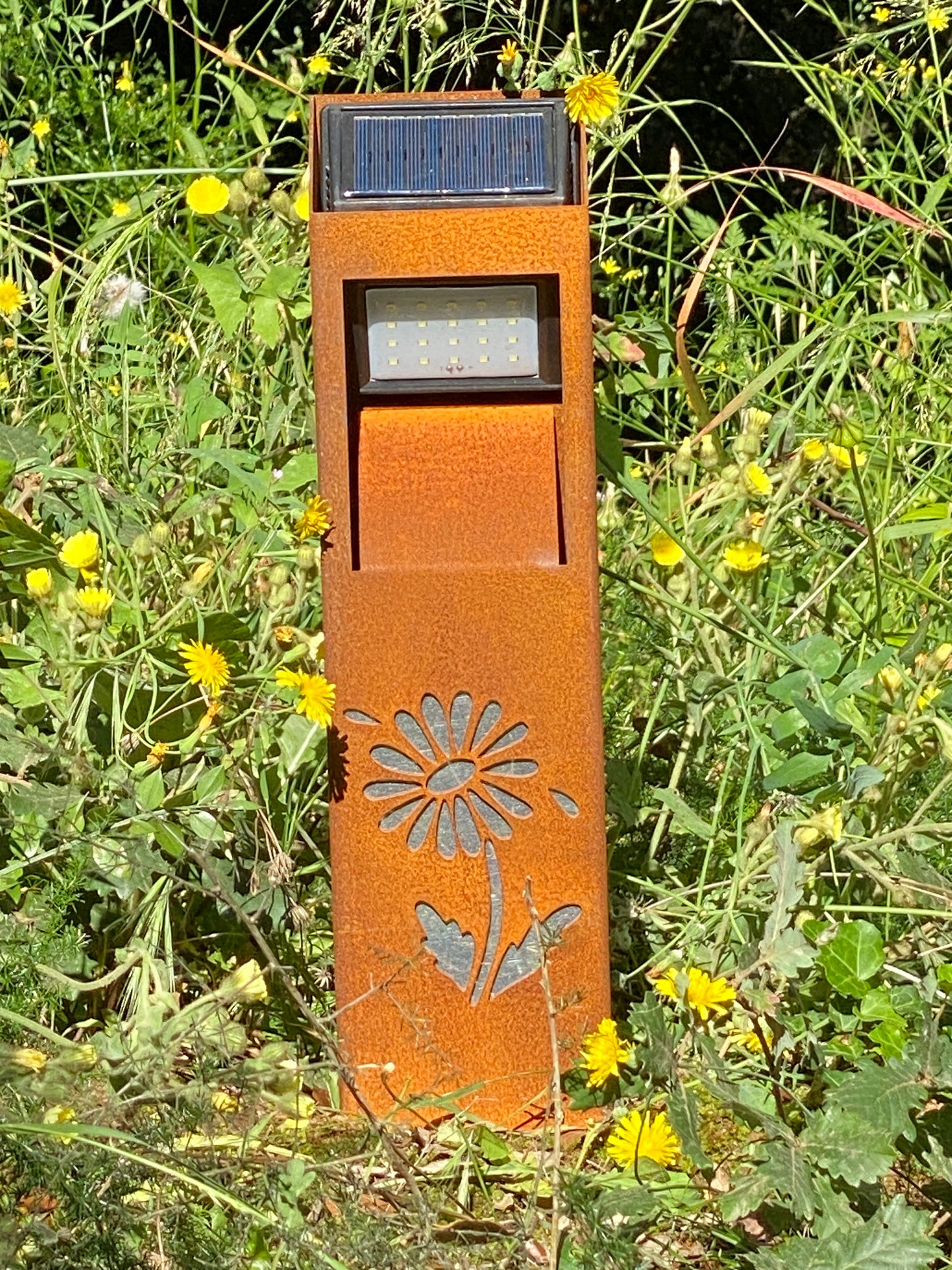 Lámpara de jardin solar oxido natural corten. Baliza o bolardo de exterior con sensor de movimiento. Sin cables. Luz blanco cálido.