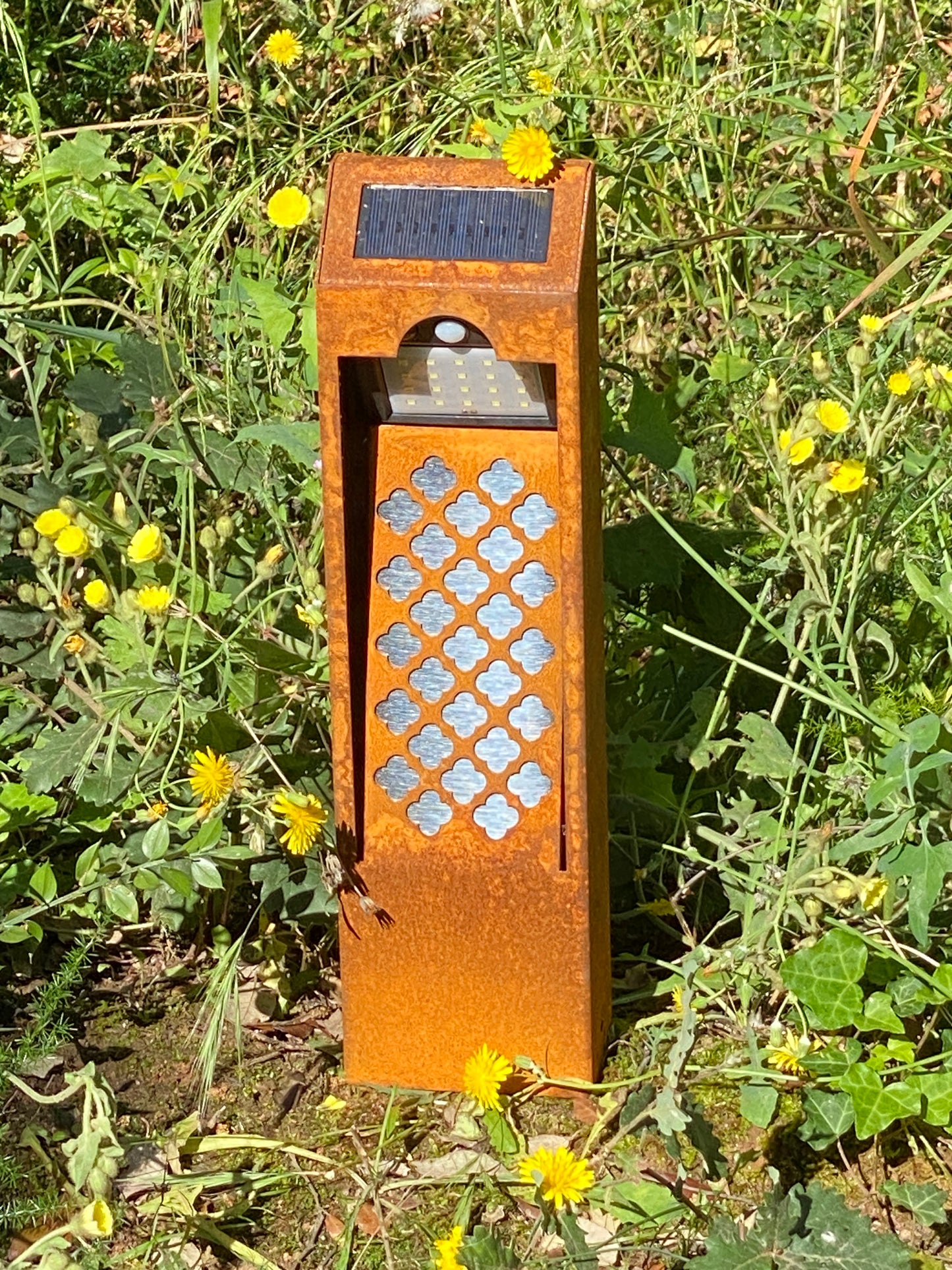 Lámpara de jardin solar óxido natural. Baliza o bolardo de exterior con sensor de movimiento. Libre de cables. Luz blanco cálido.
