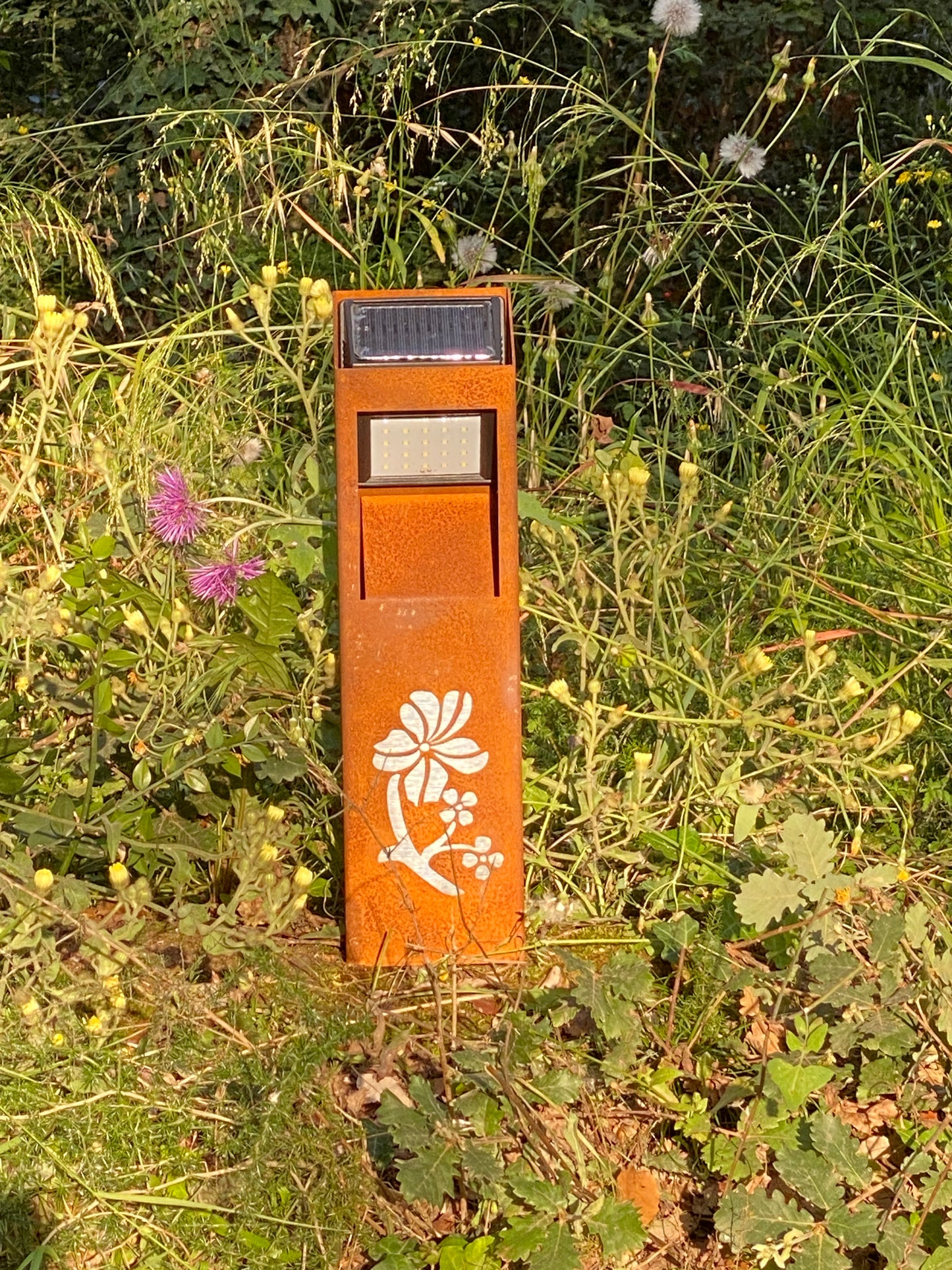 Lámpara de jardin solar oxido natural corten. Baliza o bolardo de exterior con sensor de movimiento. Sin cables. Luz blanco cálido.