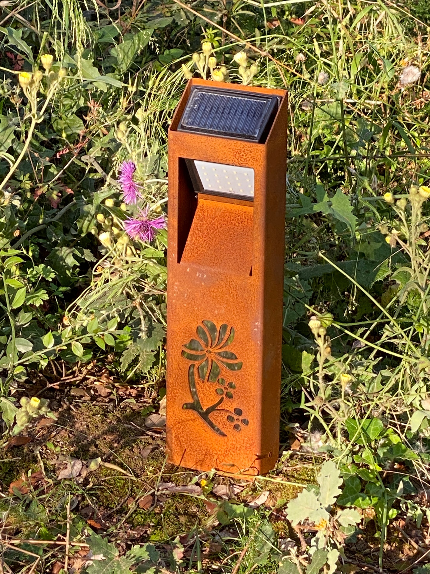 Lámpara de jardin solar oxido natural corten. Baliza o bolardo de exterior con sensor de movimiento. Sin cables. Luz blanco cálido.
