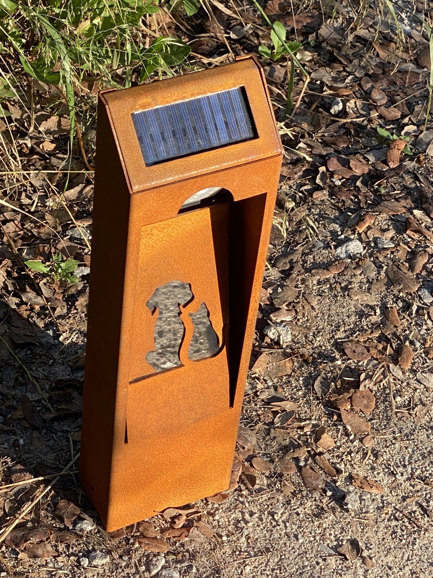 Lámpara de jardin solar oxido natural corten. Baliza o bolardo de exterior con sensor de movimiento. Sin cables. Luz blanco cálido.