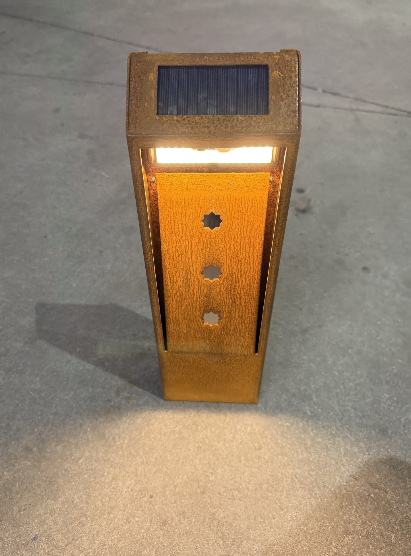 Lámpara de jardin solar óxido natural. Baliza o bolardo de exterior con sensor de movimiento. Libre de cables. Luz blanco cálido.