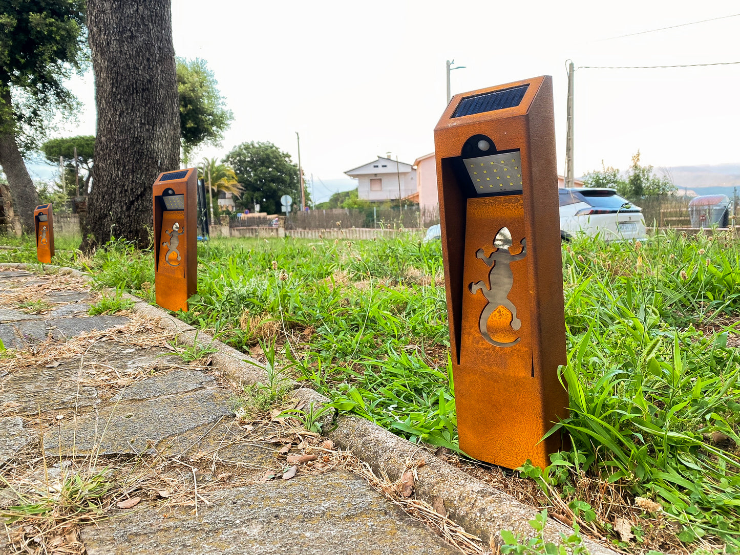 Lámpara de jardin solar oxido natural corten. Baliza o bolardo de exterior con sensor de movimiento. Sin cables. Luz blanco cálido.