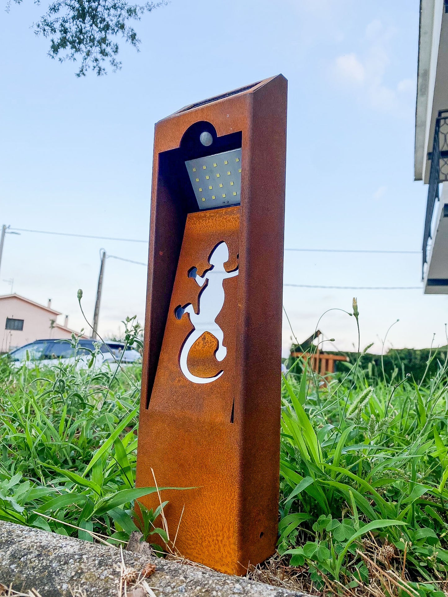 Lámpara de jardin solar oxido natural corten. Baliza o bolardo de exterior con sensor de movimiento. Sin cables. Luz blanco cálido.