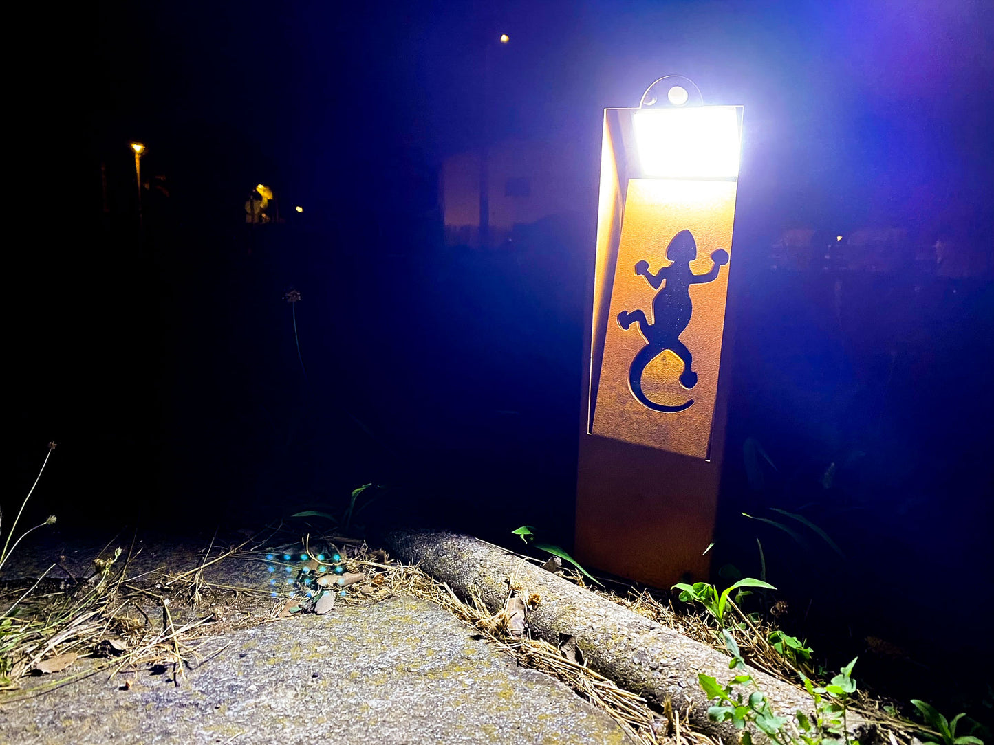 Lámpara de jardin solar oxido natural corten. Baliza o bolardo de exterior con sensor de movimiento. Sin cables. Luz blanco cálido.