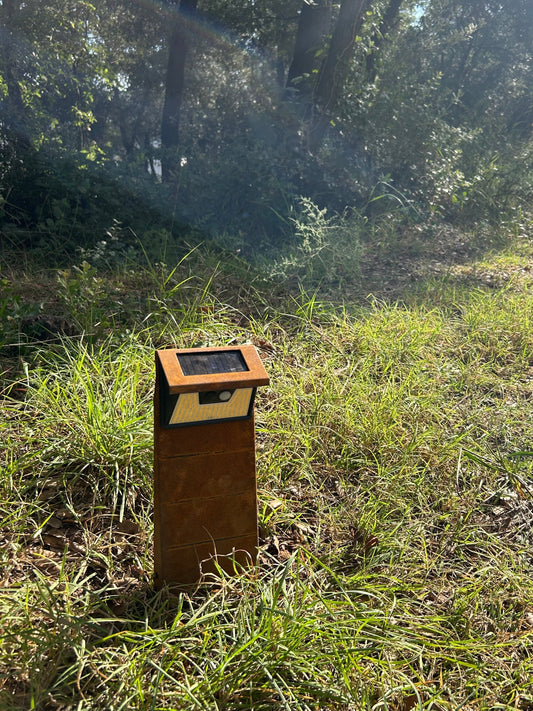 Lámpara de jardin solar oxido natural corten. Baliza o bolardo de exterior con sensor de movimiento. Sin cables. Luz blanco cálido.